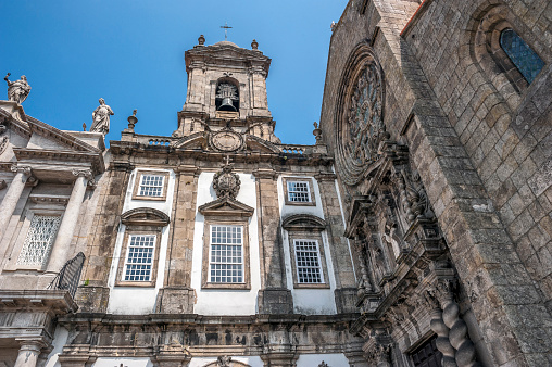 The Church of Saint Francisco , Portugal , Porto, built in the Gothic style. The western portal of the church is Baroque , decorated with columns of Solomon and the statue of St. Francisco.\n