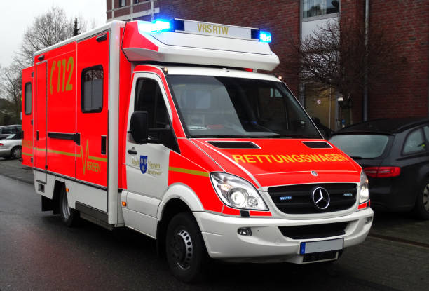 voiture d'ambulance d'urgence - ambulance healthcare and medicine germany car photos et images de collection