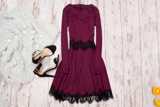 Fliederfarbenes Kleid mit Spitze, schwarzen Schuhen und Fellimitat auf Holzhintergrund, modisches Konzept, Draufsicht kostenlose Fotos und Bilder