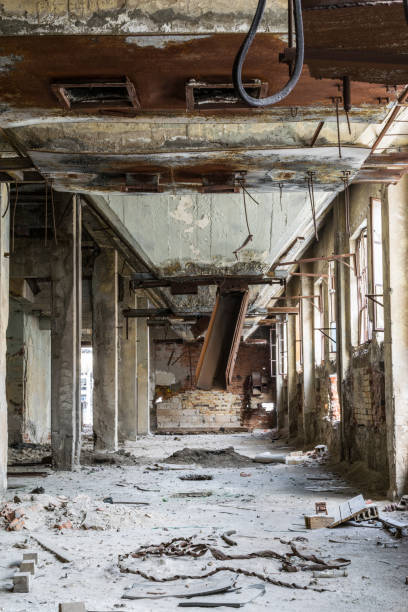 ruínas do estado de abandono - basement spooky cellar door - fotografias e filmes do acervo