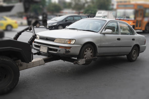 carro de remolque de departamento de policía entrega el vehículo dañado - tow truck fotografías e imágenes de stock