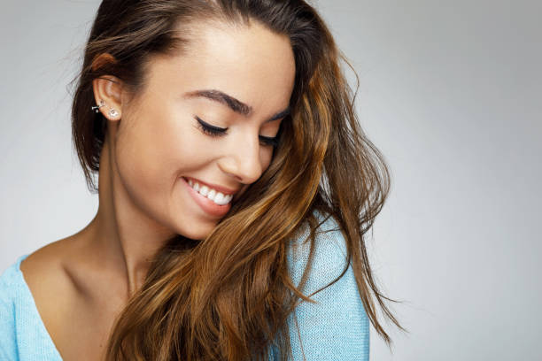 retrato de una mujer joven con una sonrisa - beautiful teeth fotografías e imágenes de stock