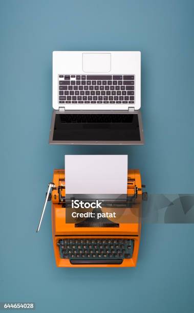 Laptop Gegen Retroschreibmaschine Stockfoto und mehr Bilder von Alt - Alt, Schreibmaschine, Neu