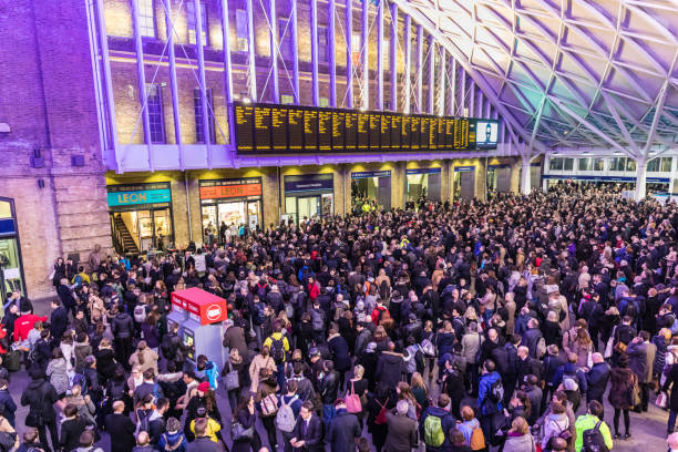 concurrida estación de kings cross en londres - estación de kings cross fotografías e imágenes de stock