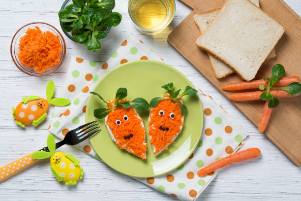 śmieszne tosty w kształcie marchwi, jedzenie dla dzieci wielkanocny pomysł, widok z góry - easter baby rabbit eggs zdjęcia i obrazy z banku zdjęć