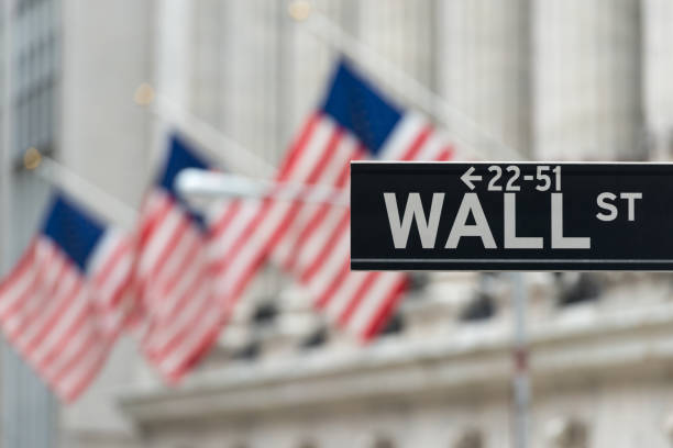 wall street  - wall street new york stock exchange american flag manhattan financial district stock-fotos und bilder