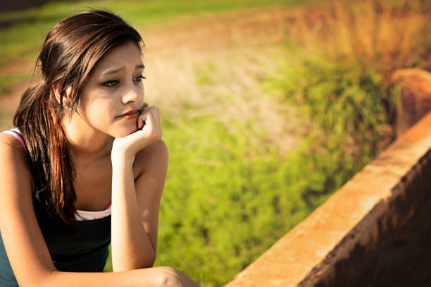 pensée seule fille dans un parc à houston, texas, états-unis - texas blues photos et images de collection