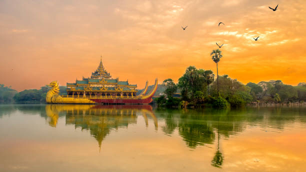 palazzo karaweik yangon myanmar - shwedagon pagoda immagine foto e immagini stock