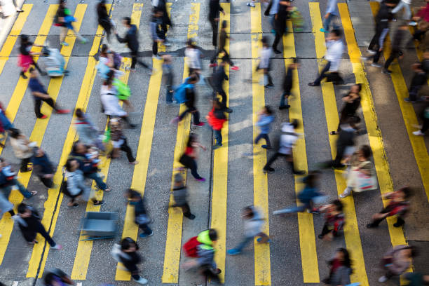 busy pedestrian crossing at hong kong - sinais de cruzamento imagens e fotografias de stock