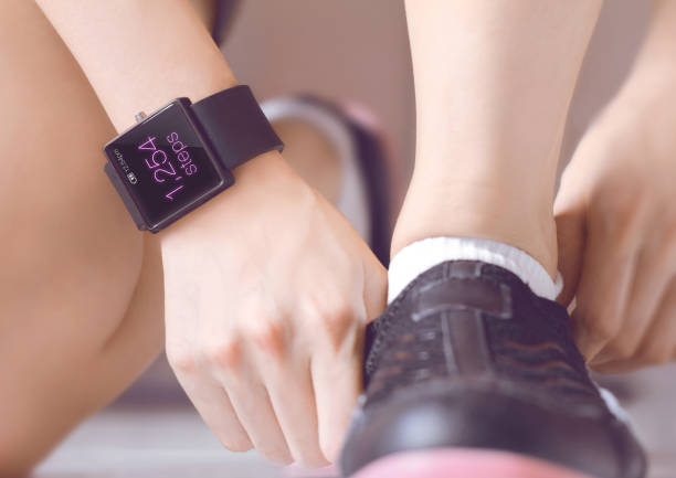 count your steps with the smartwatch application. - counts imagens e fotografias de stock