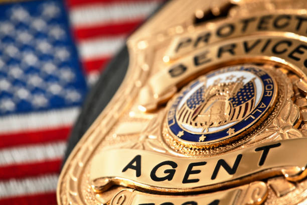 полицейский значок на американском флаге. - badge blue crime law стоковые фото и изображения