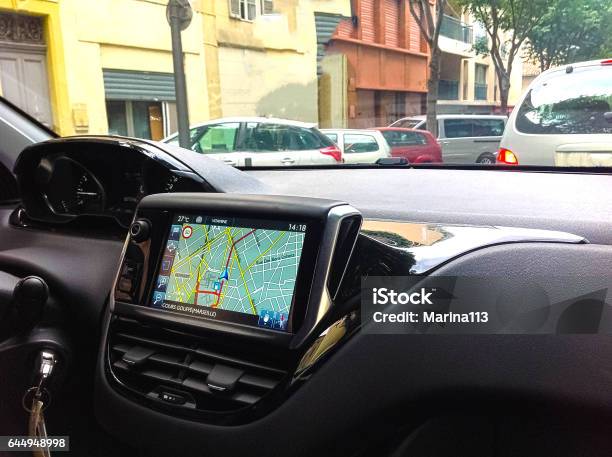 Sistema De Navegación En Coche Foto de stock y más banco de imágenes de Coche - Coche, Dirección, Instrumento de navegación