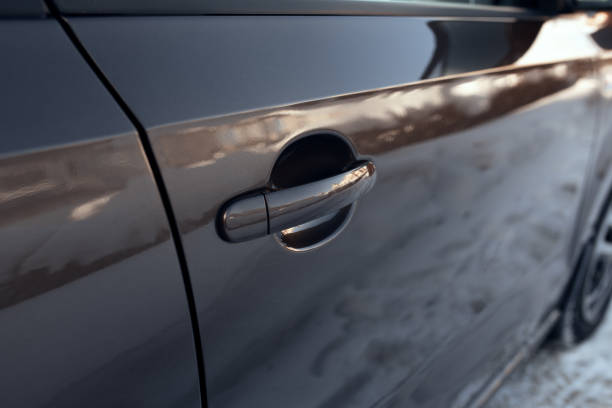 manija exterior de apertura de un primer plano de puerta de coche - car car door door handle fotografías e imágenes de stock