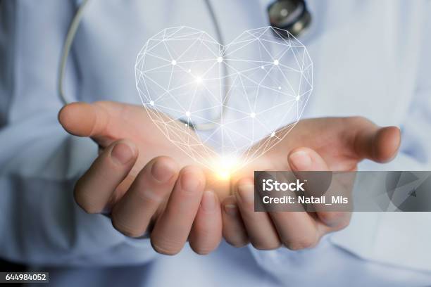 Foto de Coração Nas Mãos Do Médico e mais fotos de stock de Paciente - Paciente, Coração, Doutor