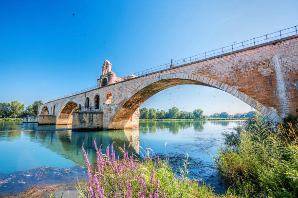 viejo puente de avignon en provenza, francia - french foreign legion fotografías e imágenes de stock