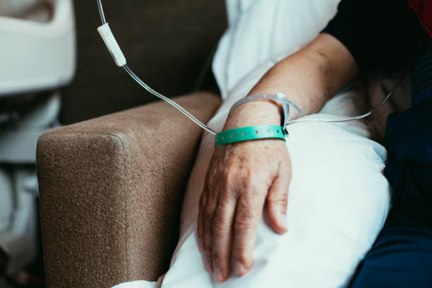 paciente anciano - intravenous infusion fotografías e imágenes de stock