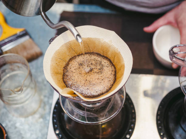 hipster barista che fa gocciolare a mano caffè - pouring coffee human hand cup foto e immagini stock