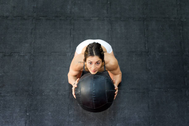 posso farcela! - picking up weight women sport foto e immagini stock