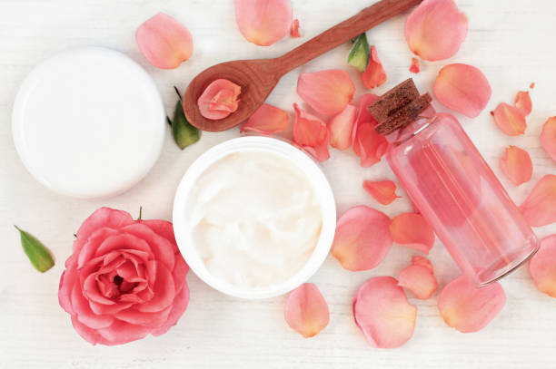 cosmetici botanici per la cura della pelle delle rose - olio per massaggi foto e immagini stock