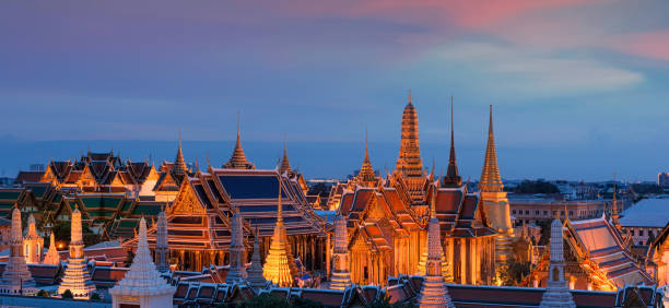エメラルド仏寺院（ワットプラケオ）、バンコク（タイ） - wat phra kaeo 写真 ストックフォトと画像