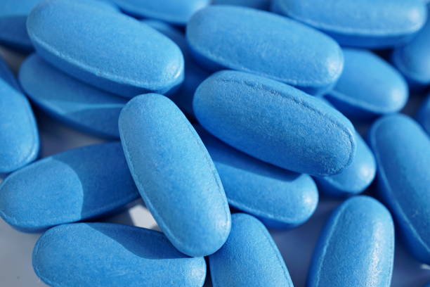 파란색 타원형 알 약의 절연된 힙 - 비아그라 뉴스 사진 이미지