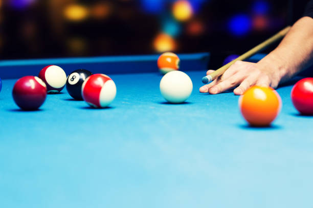bar juegos - pool billar - billar deporte de taco fotografías e imágenes de stock