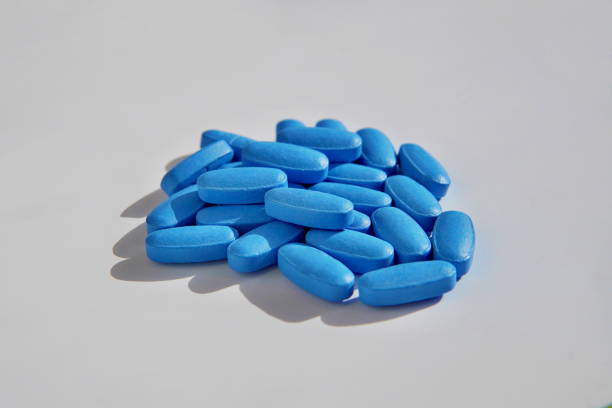 istock Isolated heap of blue oval pills 645107548