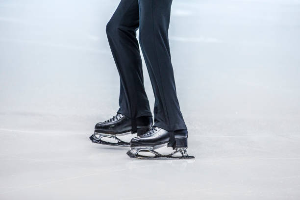 primer plano de los pies joven atleta patinador artístico durante las actuaciones en competición - patinaje artístico fotografías e imágenes de stock