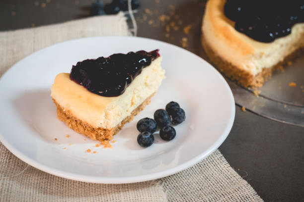pedaço de bolo de queijo de mirtilo delicioso frescor na placa - blue blueberry cold food descriptive color - fotografias e filmes do acervo