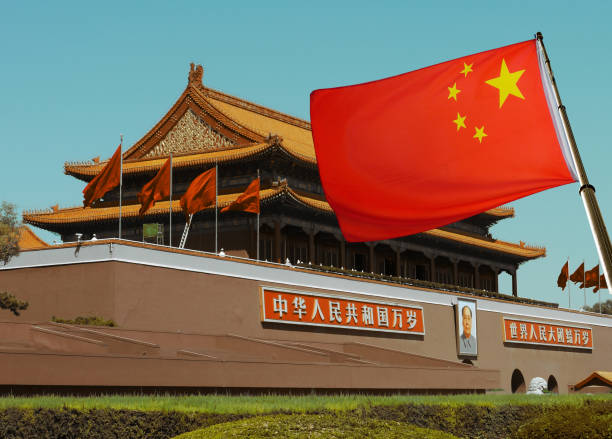 베이징 황궁과 중국 국기 - 공산주의 뉴스 사진 이미지