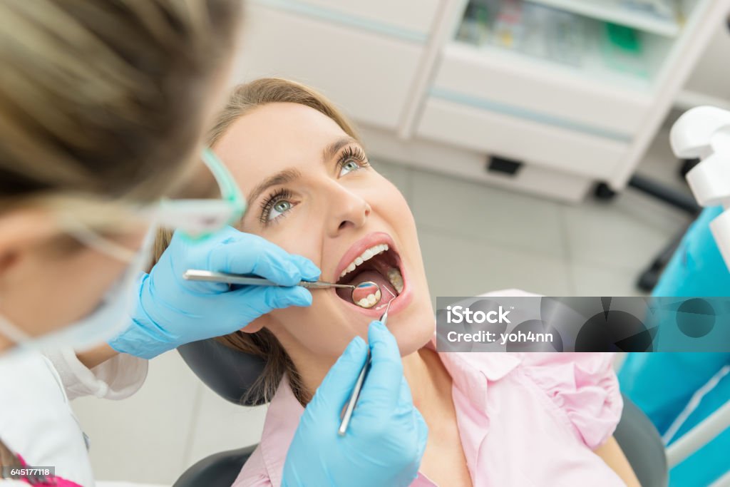 Blonde junge Frau, die zahnärztliche Untersuchung - Lizenzfrei Zahnarzt Stock-Foto