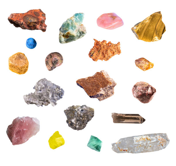 grand ensemble de divers minerais isolés valables comprenant la bauxite, l'apatite, l'opale, le basalte, l'azurite, le cuivre, le corundum, l'ammonite, l'ambre, les gips, le grenat, la pyrite, le quartz, le soufre, le fluorite sur fond blanc - azurite photos et images de collection