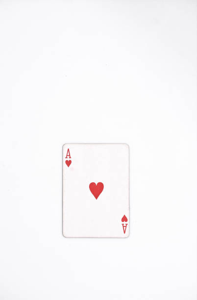 トランプの垂直サイズ。白い背景、コピースペース上の心のエース。運抽象 - bridge cards playing leisure games ストックフォトと画像