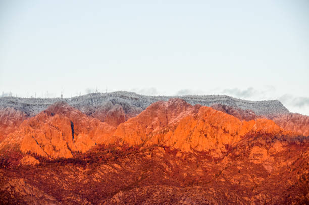 górski krajobraz zachodu słońca - góry skaliste - moody sky dark saturated color extreme terrain zdjęcia i obrazy z banku zdjęć
