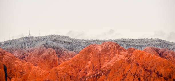 пейзаж горного заката - скалистые горы - moody sky dark saturated color extreme terrain стоковые фото и изображения