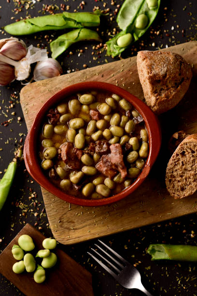 habas a la catalana, ein spanisches rezept dicke bohnen - fava bean stock-fotos und bilder