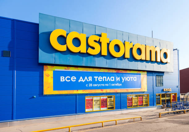 samara, rosja - wrzesień 19, 2014: castorama samara store. castorama jest francuskim sprzedawcą diy i narzędzi do poprawy domu i dostaw. została założona w lille we francji w 1969 roku - castorama zdjęcia i obrazy z banku zdjęć