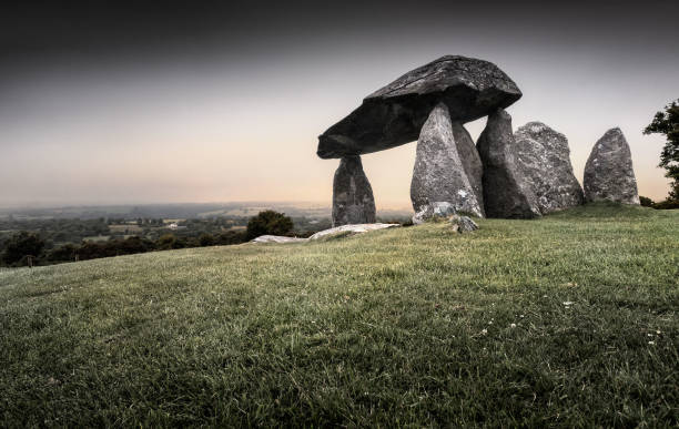 Pentre Ifan Cromlech standing stones, near Newport, Pembrokeshire, Wales Pentre Ifan, is a prehistoric megalithic communal stone, burial chamber which dates from approx 3500BC in Pembrokeshire, Wales, UK burial mound photos stock pictures, royalty-free photos & images