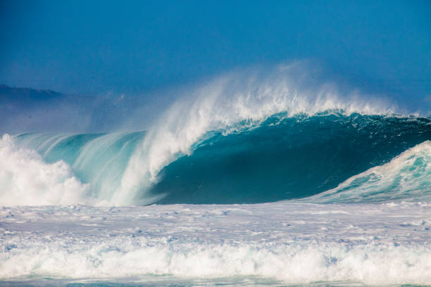 Surf at Bonzai Pipeline on Oahu's North Shore