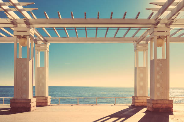 paisaje francés en la ciudad de niza en la riviera francesa - city of nice france beach promenade des anglais fotografías e imágenes de stock