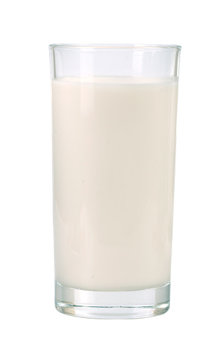 Vaso de leche aislado sobre fondo blanco photo