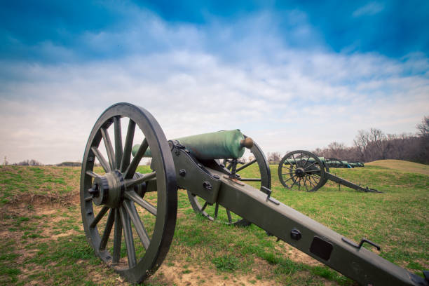 cannon Vicksburg Mississippi Old cannons on the battlefield in Vicksburg Mississippi vicksburg stock pictures, royalty-free photos & images