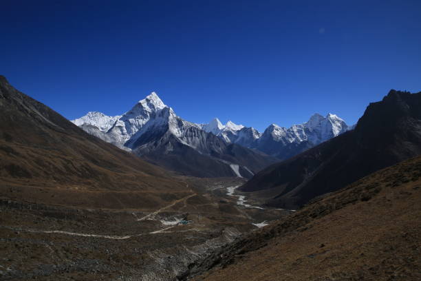 monte amadablam - amadablam fotografías e imágenes de stock