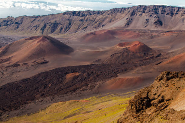 マウイ島のハレアカラ国立公園での日の出 - haleakala national park ストックフォトと画像