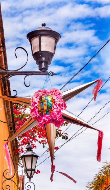 decorazione pinata rosa aldama street san miiguel de allende messico - pinata mexico christmas mexican culture foto e immagini stock