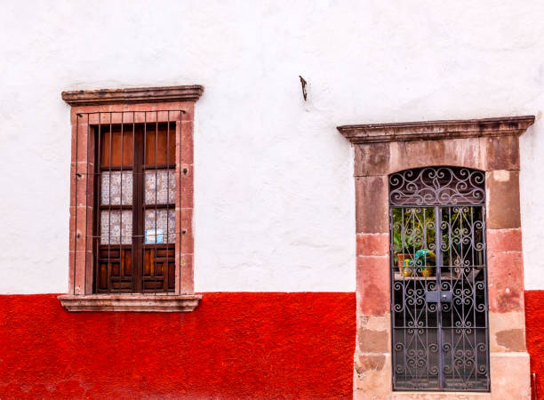 finestra porta in metallo bianco rosso san miguel allende messico - mexico san miguel de allende wall road foto e immagini stock