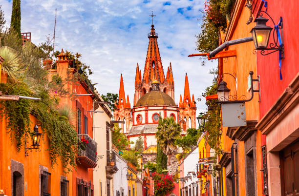 aldama street parish archangel church san miguel de allende messico - san miguel foto e immagini stock