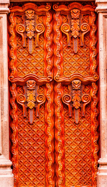 деревянная дверь сан-мигель-де-альенде мексика - mexico san miguel de allende wall road стоковые фото и изображения