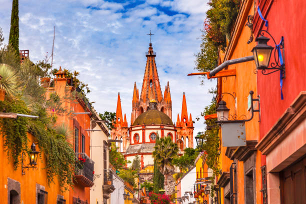 aldama street parish archangel church san miguel de allende messico - alamos foto e immagini stock