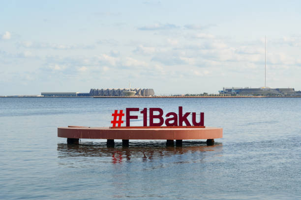 singen sie f1 baku im kaspischen see an der strandpromenade. aserbaidschan - grand prix rennen stock-fotos und bilder